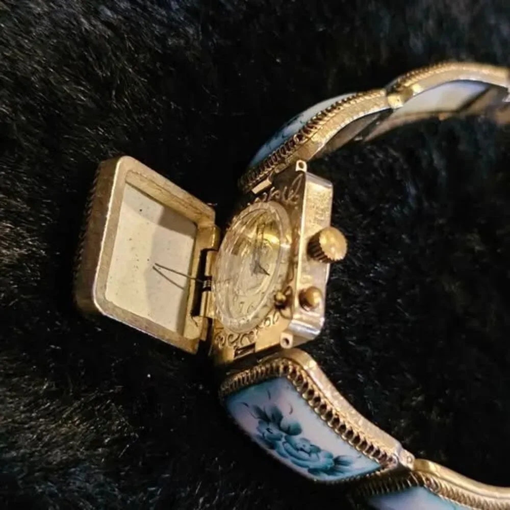 Rare vintage Russian Chaika 17 jewel ladies watch - Picture 7 of 7